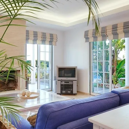 Gale Sleeps 8 Pool Air Con Wifi