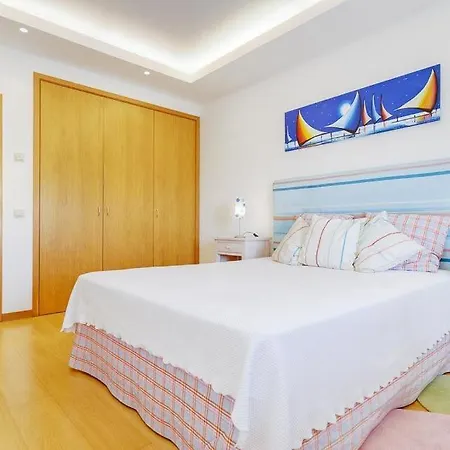 Gale Sleeps 8 Pool Air Con Wifi